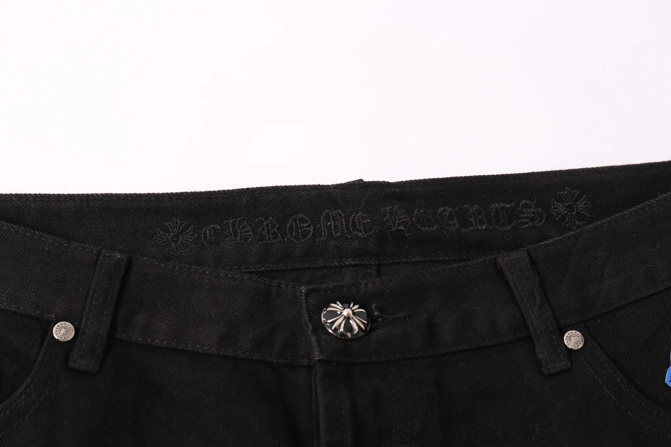 P260 Style No.: H892 Croxin & 𝐂𝐡𝐫𝐨𝐦𝐞 𝐇𝐞𝐚𝐫𝐭 ss25 limited color leather flame stitching jeans. Styles with different wash textures are very friendly to people with thin legs. The slightly flared version perfectly modifies the leg shape. The timeless and moderate length makes it easy to match and match. It is the basis for various styles and is a must-have in your wardrobe! The fabric is stiff but also makes the upper body soft without losing texture. The washing process is even more perfect. It is a must-have item for everyone! ! ! Washed wheat, hang tag, pants label, three labels complete Color: black Size: 28-30-32-34-36